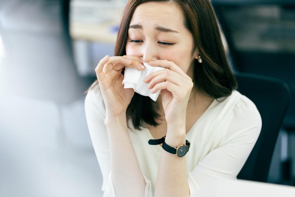 花粉症の女性